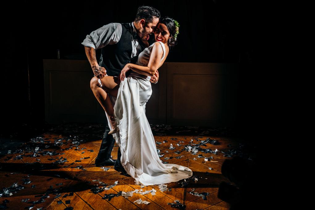 first dance wedding kiss