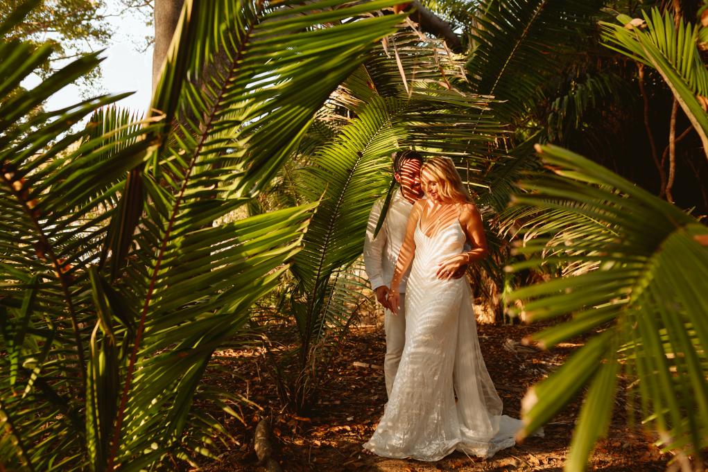 sayulita wedding couple